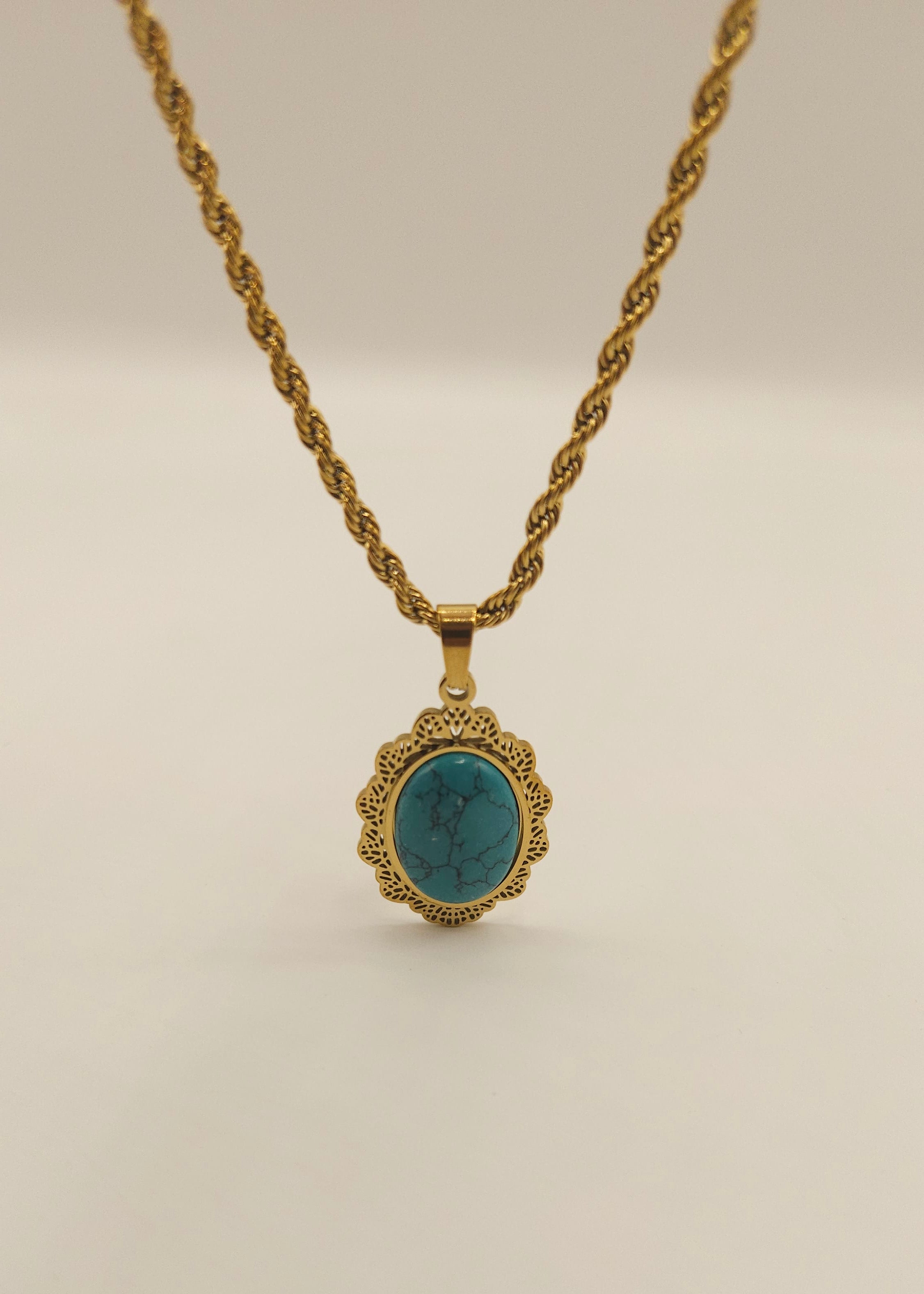 The Nostalgia Oval Pendant