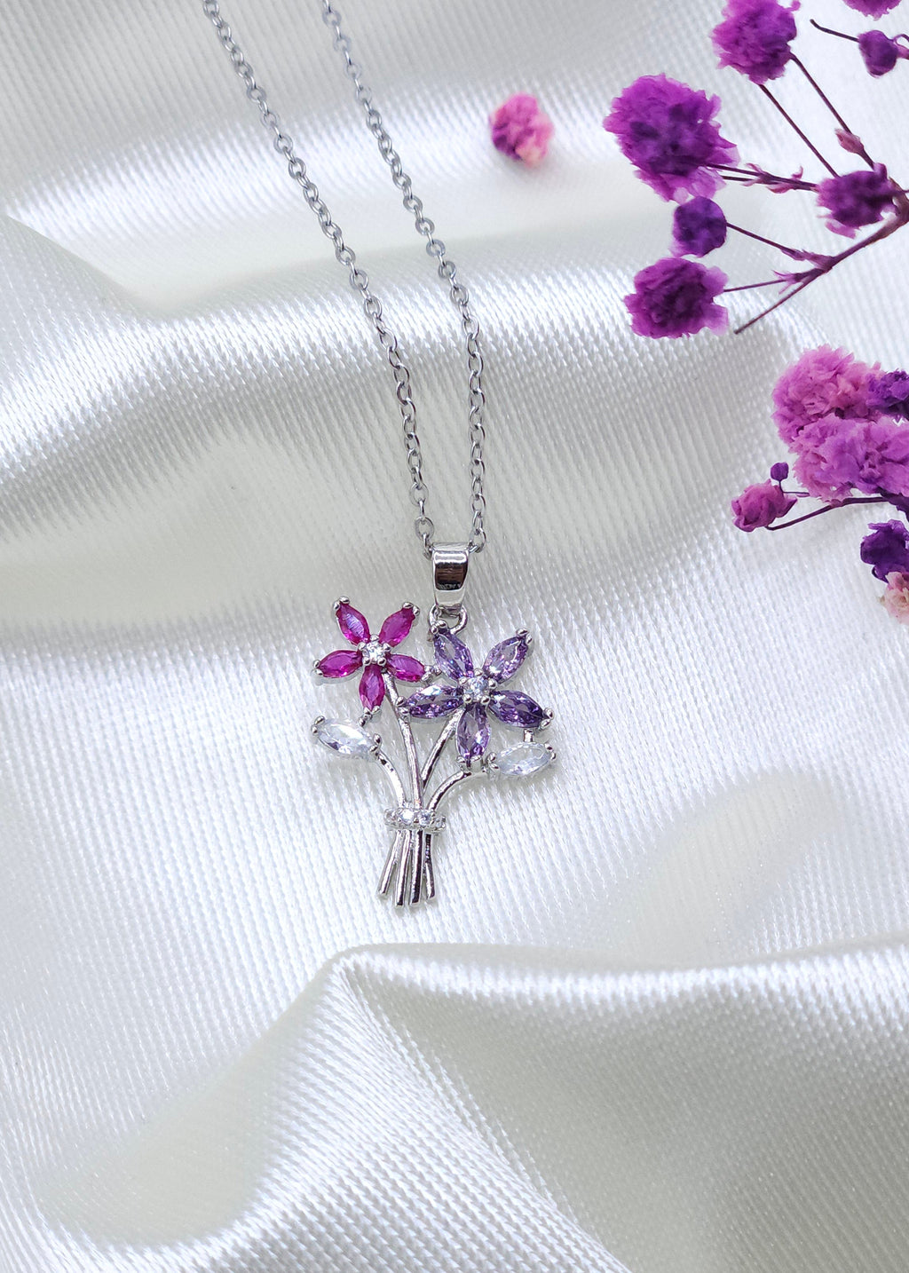قلادة "إكليل الأوركيد" (The Orchid Garland)