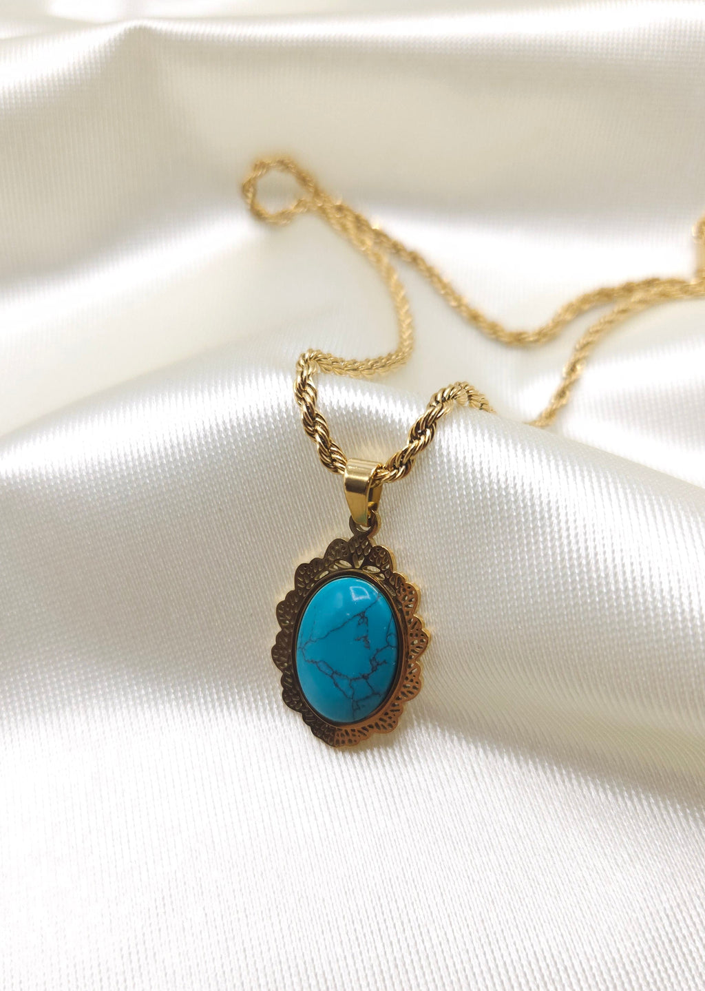 The Nostalgia Oval Pendant