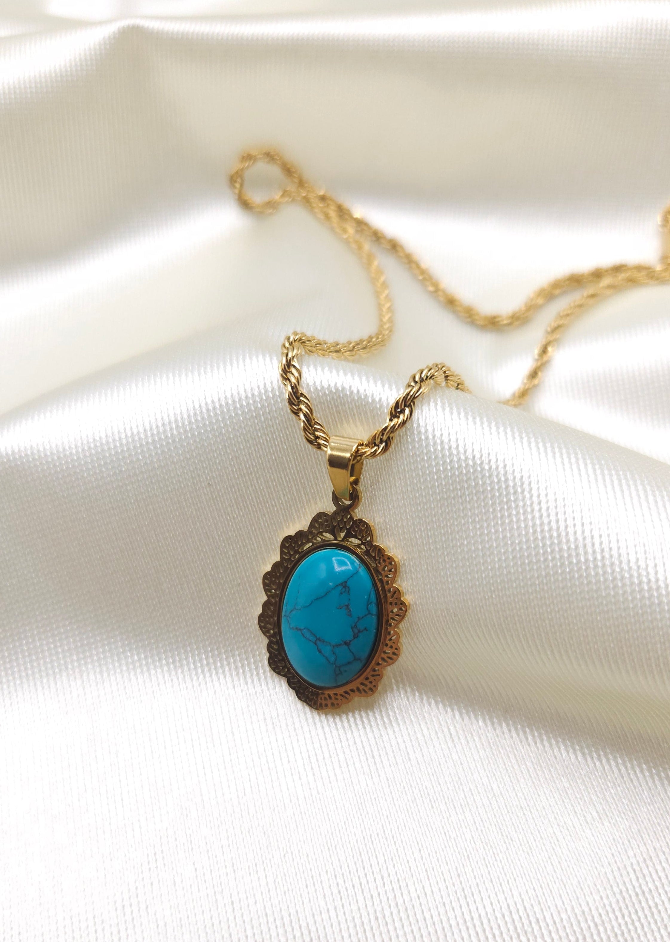The Nostalgia Oval Pendant