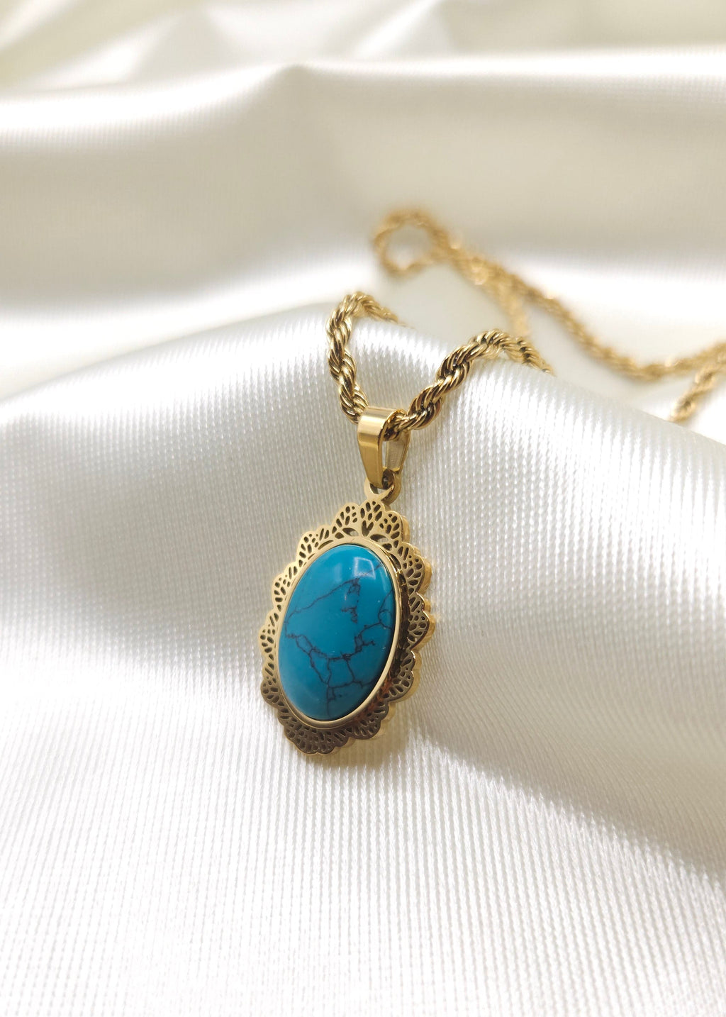 The Nostalgia Oval Pendant
