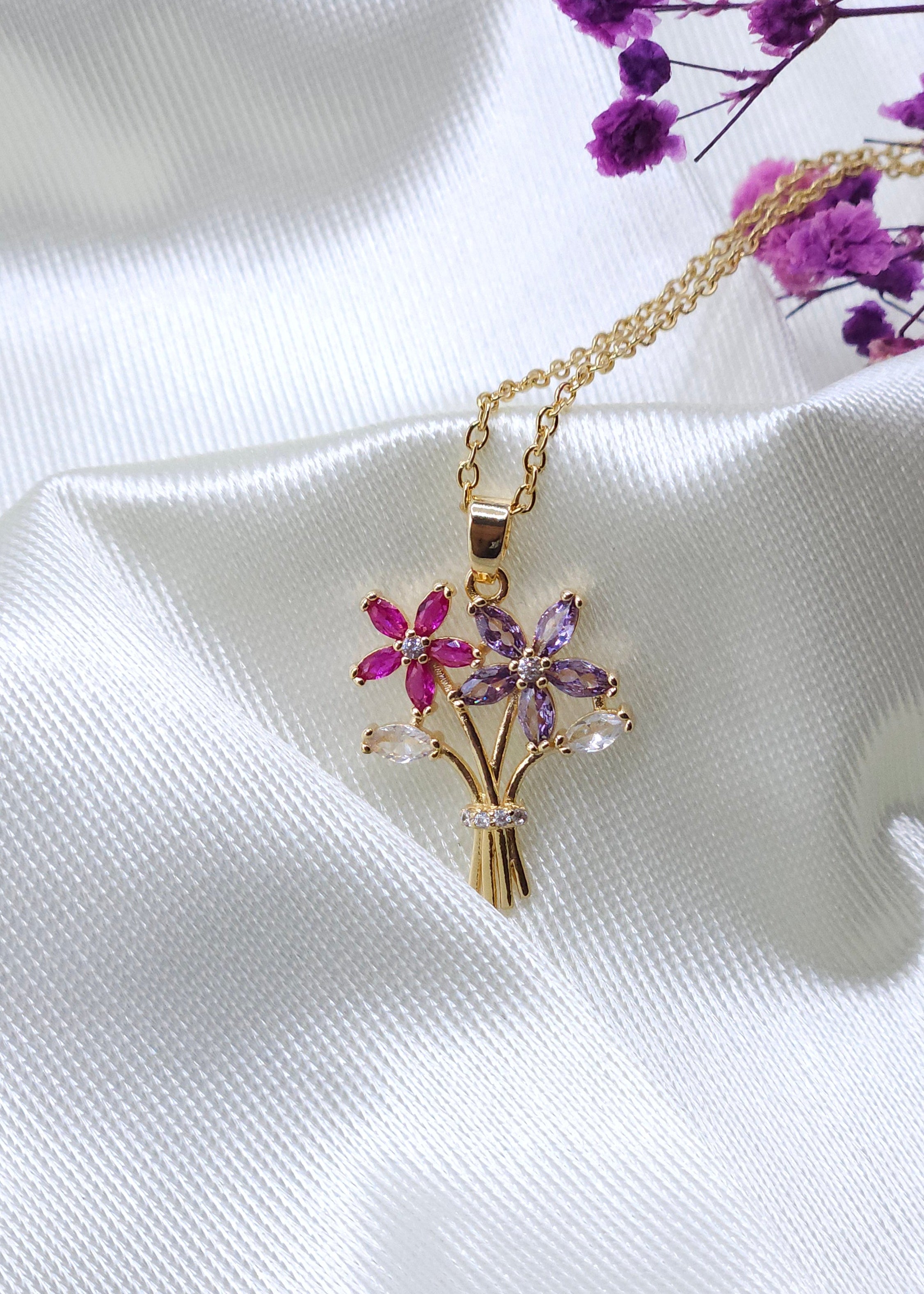 قلادة "إكليل الأوركيد" (The Orchid Garland)