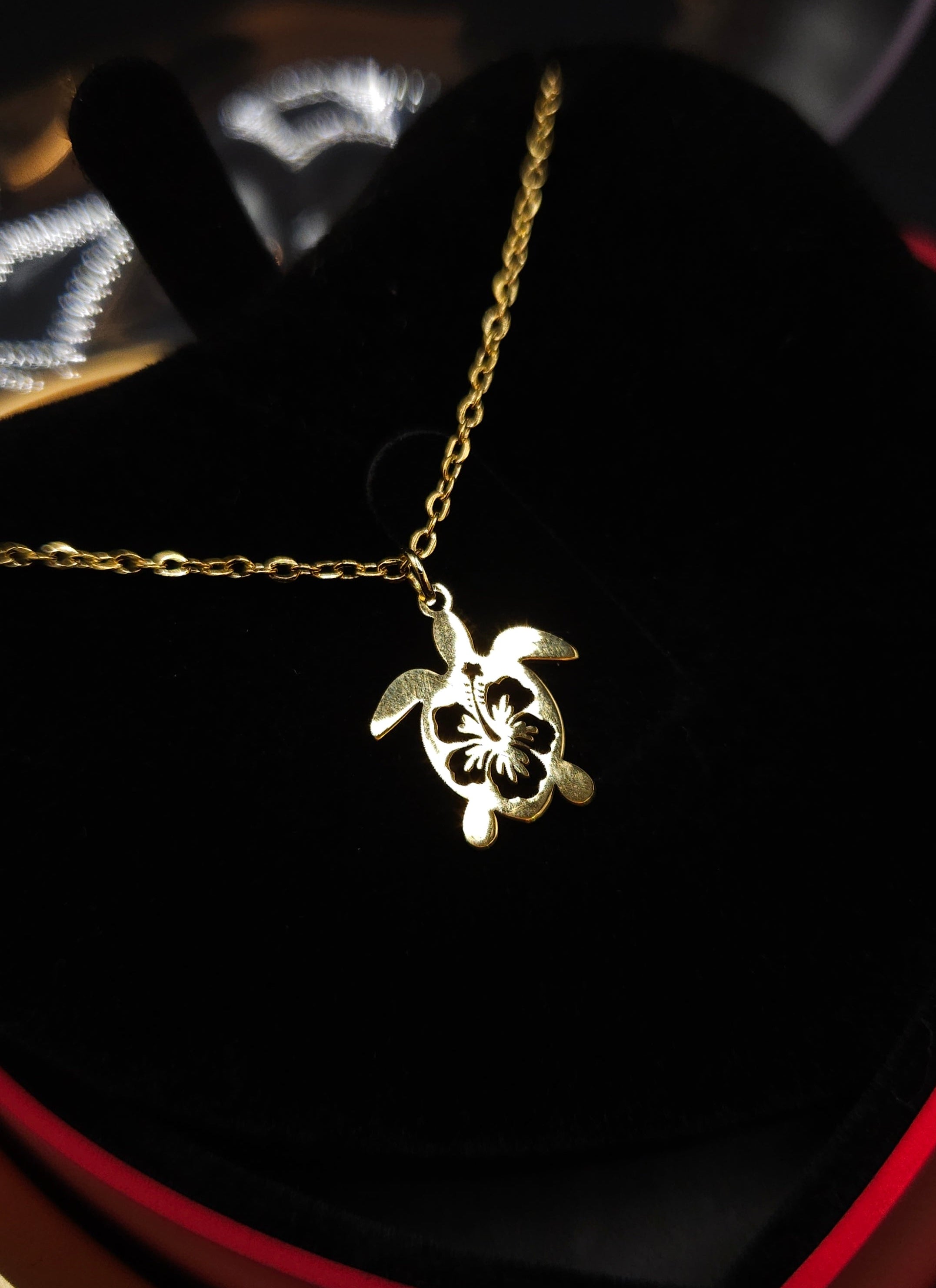 Maris Hibiscus: سِحر المحيط بين يديكِ! 🌊🌺✨