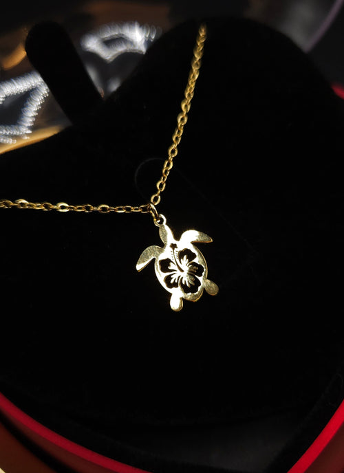 Maris Hibiscus: سِحر المحيط بين يديكِ! 🌊🌺✨