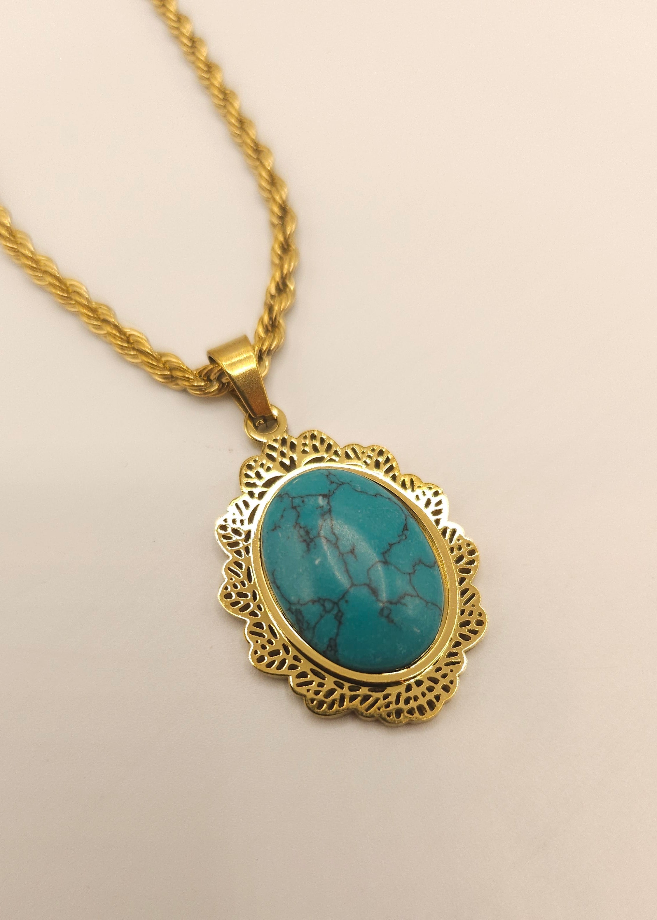 The Nostalgia Oval Pendant