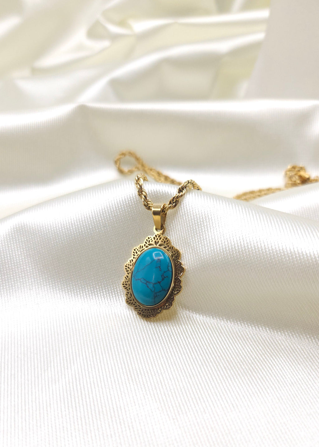 The Nostalgia Oval Pendant